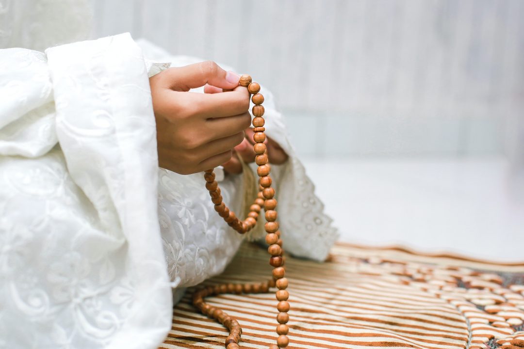 Women reciting tasbeeh on Jainamaz